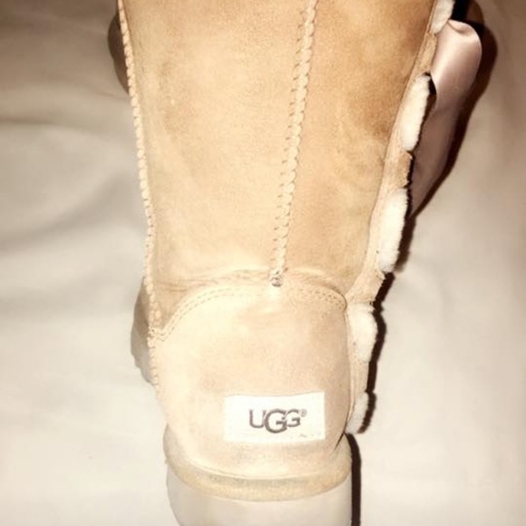 UGGS - Picture 3 of 3